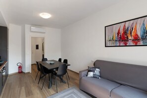 Dining - Apartment 'La Pergola Blu' with Sea View, Wi-Fi and Air Conditioning (Alassio)