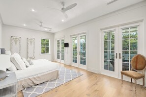 6 عدّة غرف نوم ومكواة/لوح كي وسرير سفر وخدمة الإنترنت