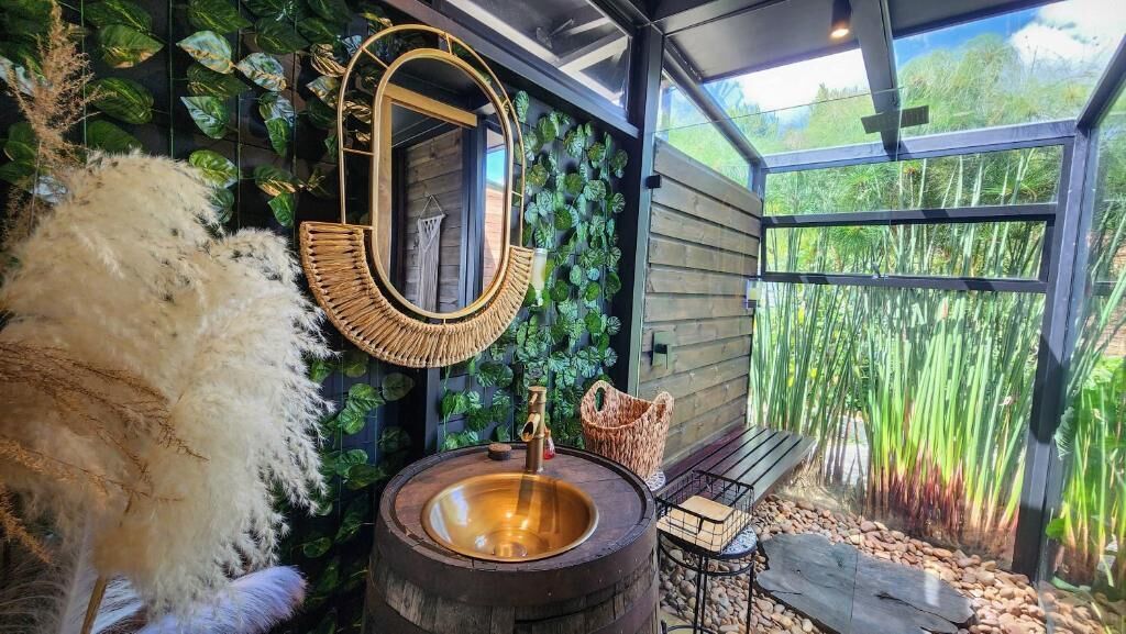 Rose Dinasty | Bathroom | Towels, toilet paper