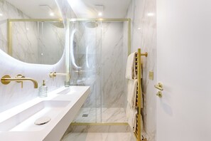 淋浴設備、風筒、提供毛巾、番梘