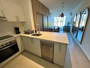 Private kitchen - Loft Style Vacation Apartment With Golf Course View (San Francisco de Campeche)