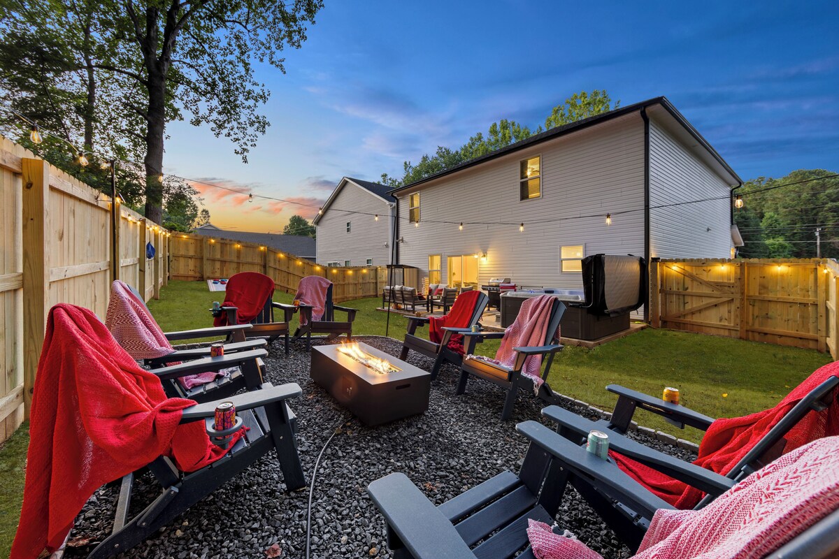 WOW! Charming Charlotte Home w/Hot Tub and Game Room!