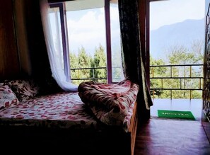 Deluxe fyrbäddsrum - balkong - utsikt mot bergen | Sängkläder