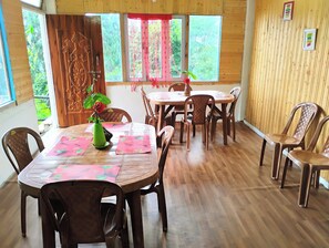 Desayuno con opciones de la cocina local incluido todos los días