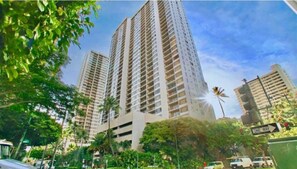 Exterior - Waikiki Banyan Ocean View Apt - Free Parking (Honolulu)