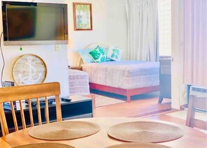 Interior - Waikiki Banyan Ocean View Apt - Free Parking (Honolulu)