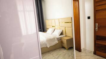 3 bedrooms, iron/ironing board, WiFi, bed sheets