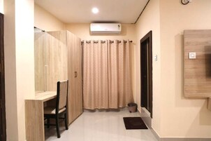 Un baño con ducha, inodoro y lavamanos.