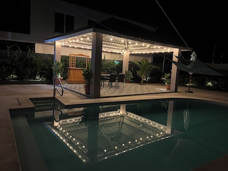 Outdoor pool. Sabas Beach House in Surf City