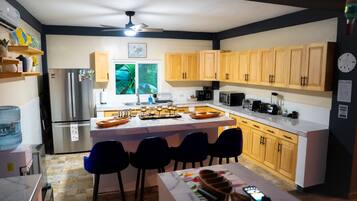 Kylskåp, mikrovågsugn, ugn och spishäll