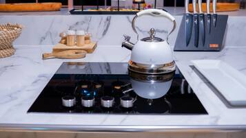 Kylskåp, mikrovågsugn, ugn och spishäll