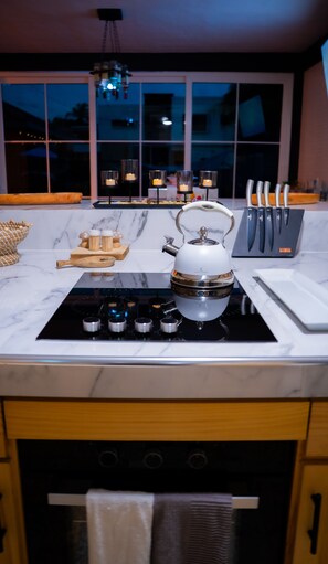 Kylskåp, mikrovågsugn, ugn och spishäll