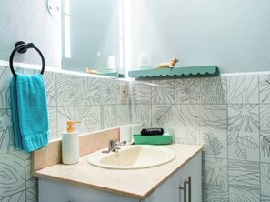 SĂšche-cheveux, serviettes fournies, papier toilette