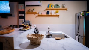 Réfrigérateur, micro-ondes, four, plaque de cuisson