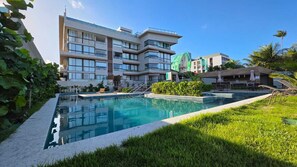 สระว่ายน้ำกลางแจ้ง