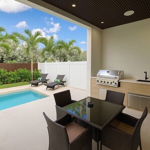 屋外ダイニングエリア