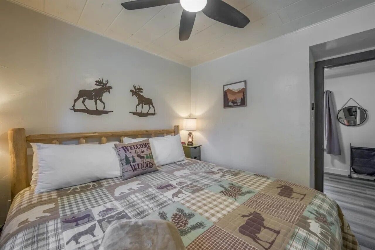 2 chambres, fer et planche à repasser, lit de bébé portatif