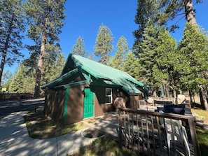 Outdoor dining - Remodeled Cabin on Large Flat Lot with Boat Large Parking Near Serene Meadow (Shaver Lake)