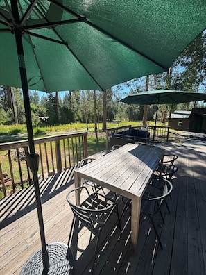 Outdoor dining - Remodeled Cabin on Large Flat Lot with Boat Large Parking Near Serene Meadow (Shaver Lake)