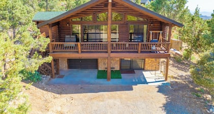4BR Sneak-Away Log Cabin: Mountain View & Garage