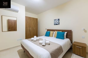 Een bureau, een strijkplank/strijkijzer, reisbedje, gratis wifi