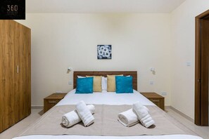2 Schlafzimmer, Schreibtisch, Bügeleisen/Bügelbrett, Reisekinderbett