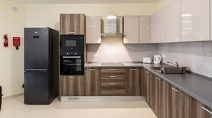 Een koelkast, een magnetron, een oven, een kookplaat