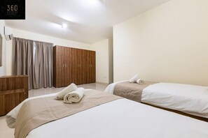 2 Schlafzimmer, Schreibtisch, Bügeleisen/Bügelbrett, Reisekinderbett