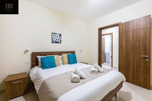 2 slaapkamers, een bureau, een strijkplank/strijkijzer, reisbedje