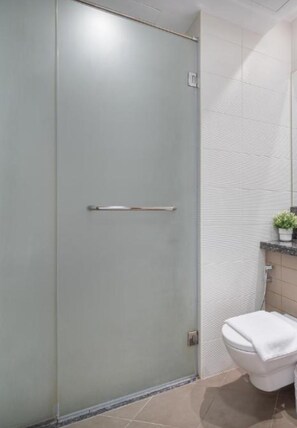 Secadora de cabello, toallas, papel de baño 