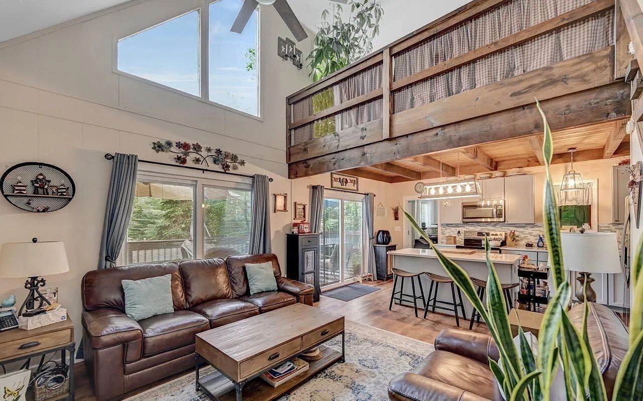 Télévision, cheminée, chaîne hi-fi