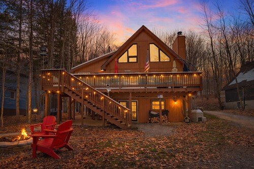 All-Season 4BR Pocono Chalet | Walk to Lake & Ski