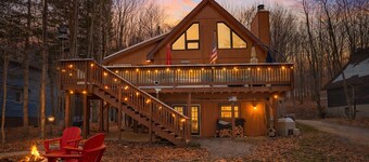 All-Season 4BR Pocono Chalet | Walk to Lake & Ski