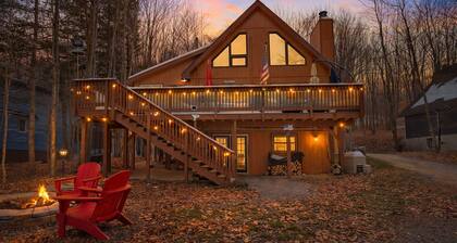 All-Season 4BR Pocono Chalet | Walk to Lake & Ski