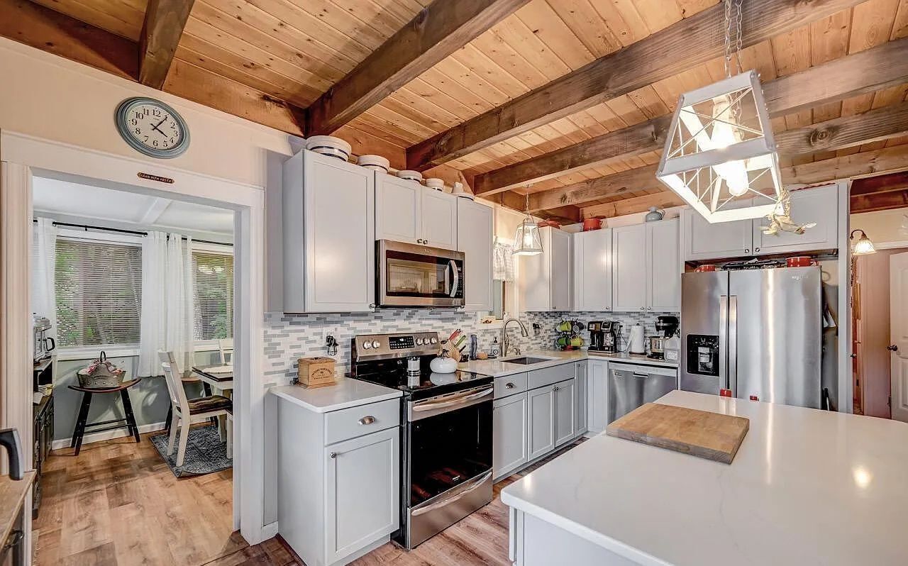 Réfrigérateur, four à micro-ondes, un four, surface de cuisson