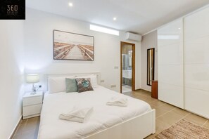 1 Schlafzimmer, Schreibtisch, Bügeleisen/Bügelbrett, Reisekinderbett