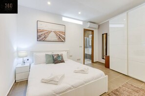 1 Schlafzimmer, Schreibtisch, Bügeleisen/Bügelbrett, Reisekinderbett