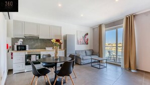 Un apartamento moderno con cocina, comedor y balcón con vistas.