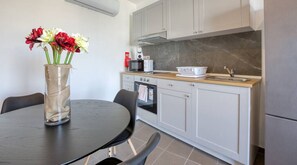 Een koelkast, een microgolfoven, een oven, een kookplaat