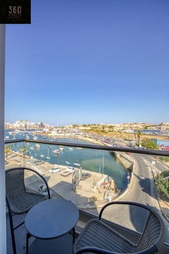 Stunning 1BR Apt in Gzira w/ Spectacular Sea Views