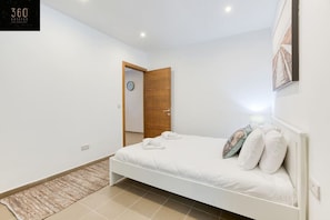 1 Schlafzimmer, Schreibtisch, Bügeleisen/Bügelbrett, Reisekinderbett