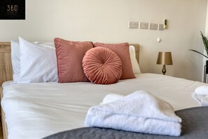 Schreibtisch, Bügeleisen/Bügelbrett, Reisekinderbett, kostenloses WLAN