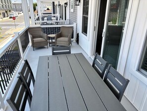 Outdoor dining - 3-Bed/2.5-Bath Wildwood condo with WiFi, AC, near Beach/Boards/Bars Sleeps 10 (Wildwood)