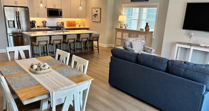 3-Bed/2.5-Bath Wildwood condo with WiFi, AC, near Beach/Boards/Bars Sleeps 10