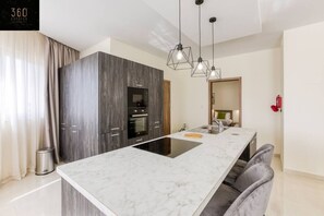 Frigorífic, microones, forn i placa de cuina 