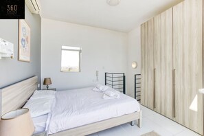 1 Schlafzimmer, Schreibtisch, Bügeleisen/Bügelbrett, Reisekinderbett