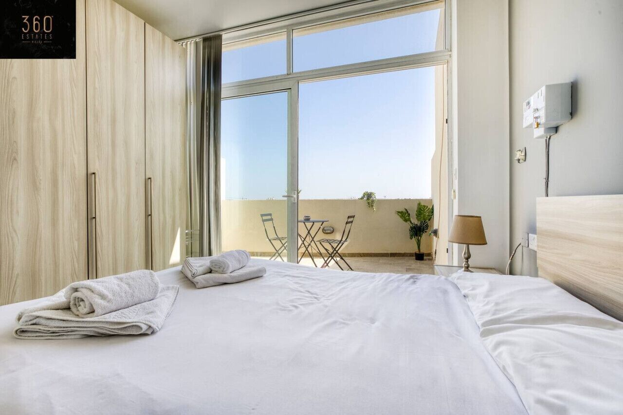 Escritorio, tabla de planchar con plancha, cuna de viaje y wifi gratis 