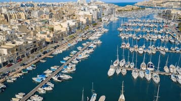 Una marina con numerose imbarcazioni ormeggiate in un contesto urbano.