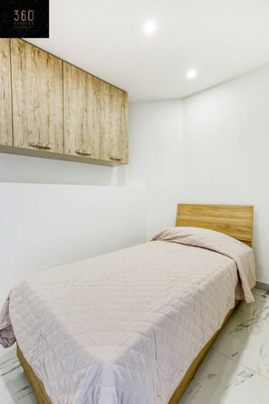 1 غرفة نوم ومكتب ومكواة/لوح كي وسرير سفر