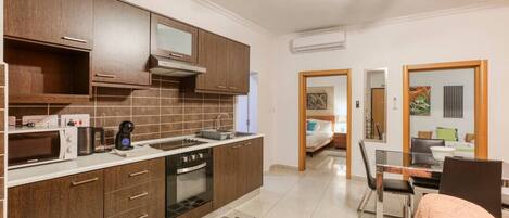 Jääkaappi, mikroaaltouuni, uuni, liesi